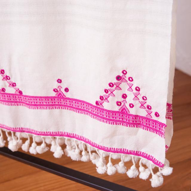 【送料無料】 ブジョーディ村の手織りショール / ストール マフラー ブランケット カッチ 刺繍 TIRAKITA(ティラキタ) ドゥパッタ スカーフ レディース エスニック衣料 アジアンファッション エスニックファッション_9