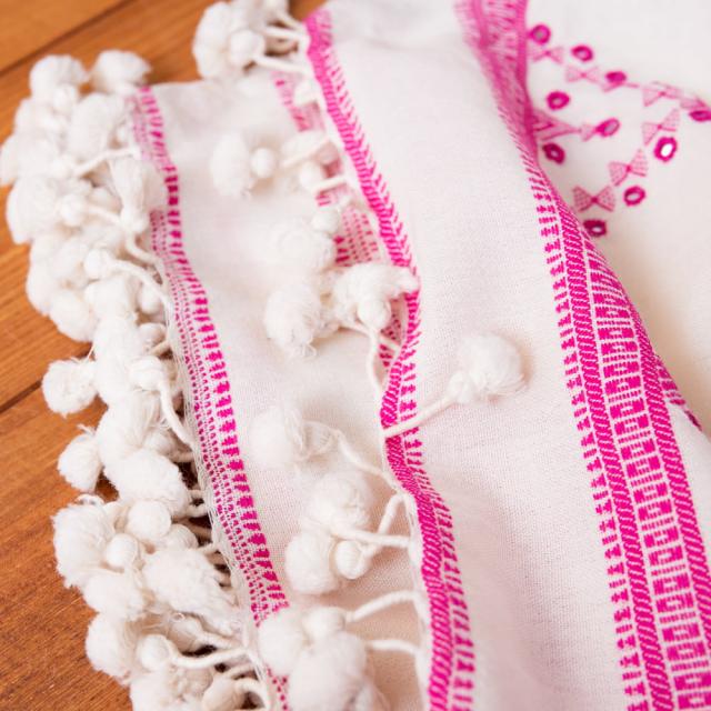 【送料無料】 ブジョーディ村の手織りショール / ストール マフラー ブランケット カッチ 刺繍 TIRAKITA(ティラキタ) ドゥパッタ スカーフ レディース エスニック衣料 アジアンファッション エスニックファッション_2