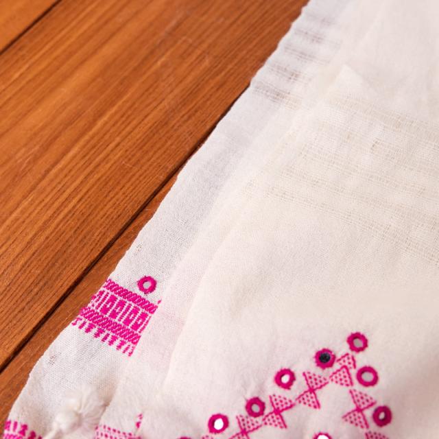 【送料無料】 ブジョーディ村の手織りショール / ストール マフラー ブランケット カッチ 刺繍 TIRAKITA(ティラキタ) ドゥパッタ スカーフ レディース エスニック衣料 アジアンファッション エスニックファッション_4
