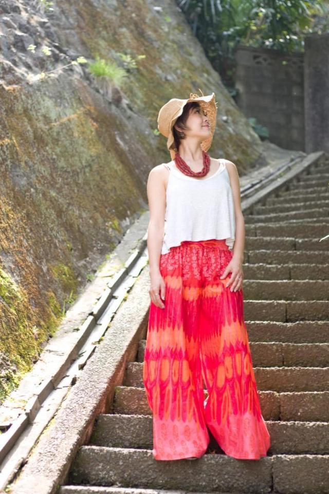 イカットプリントのワイドフレアパンツ ワイドパンツ ガウチョ コットン 女性 ボトムス ロング メンズ レディース ユニセックス エスニの通販はau Pay マーケット インド アジアの雑貨と衣料 Tirakita