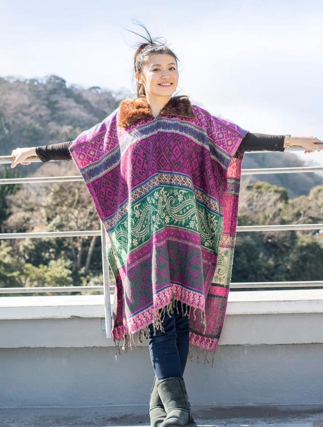 トライバルデザインの大きめふわふわポンチョ / ひざ掛け TIRAKITA