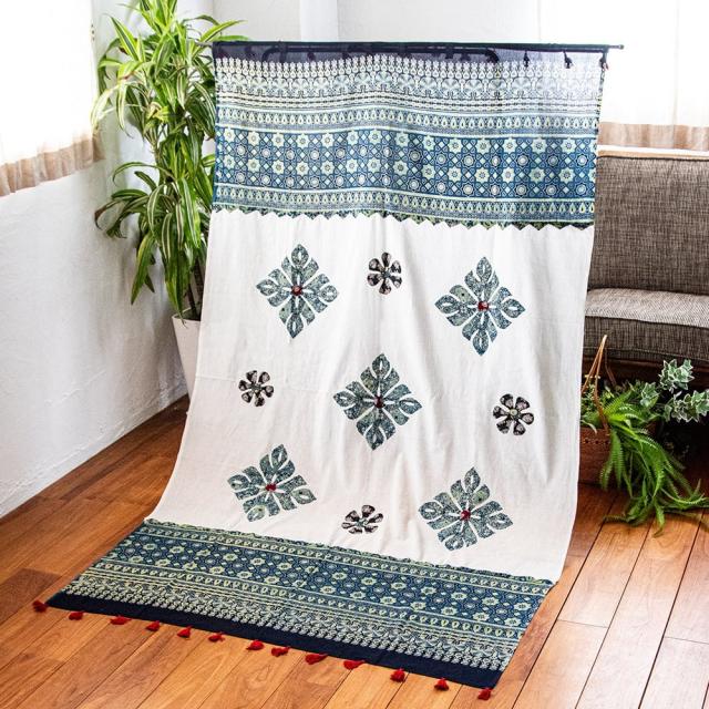 【送料無料】 アジュラック染め布とバルメール村アップリケの大判布 約115cm x 180cm / マルチクロス 大きい ポンポン アジアン インテリア エスニック
