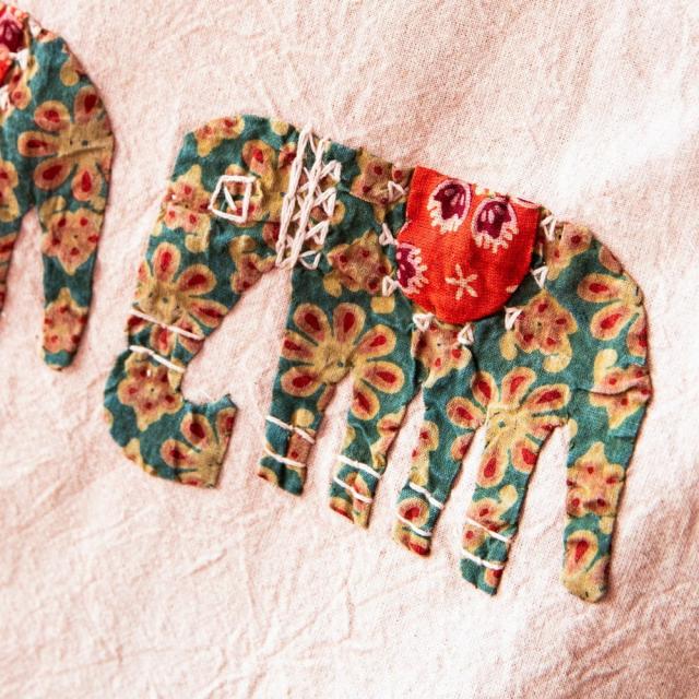 【送料無料】 【展覧会出品用 最高級品 １点物】カンタ刺繍とバルメール村の美しいアップリケの特大マルチクロス 【約278cm x 225cm】 グリーン / 大判布 大きい ベッドカバー 壁掛け アジアン インテリア エスニック_6