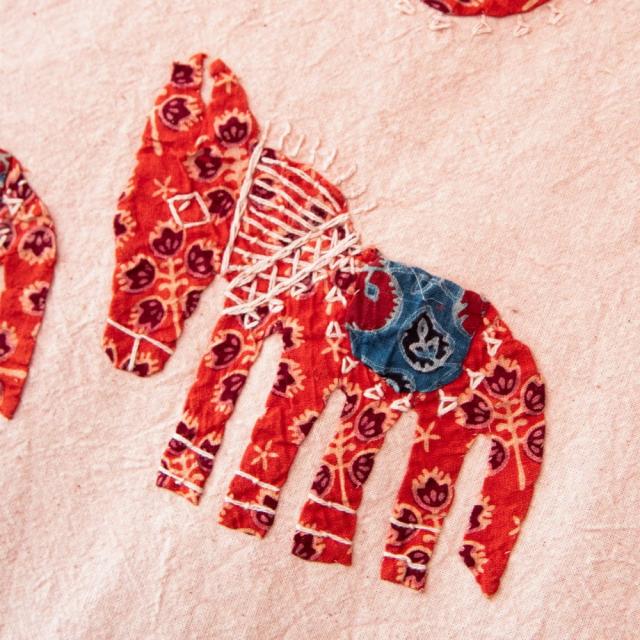 【送料無料】 【展覧会出品用 最高級品 １点物】カンタ刺繍とバルメール村の美しいアップリケの特大マルチクロス 【約278cm x 225cm】 オレンジ / 大判布 大きい ベッドカバー 壁掛け アジアン インテリア エスニック_5