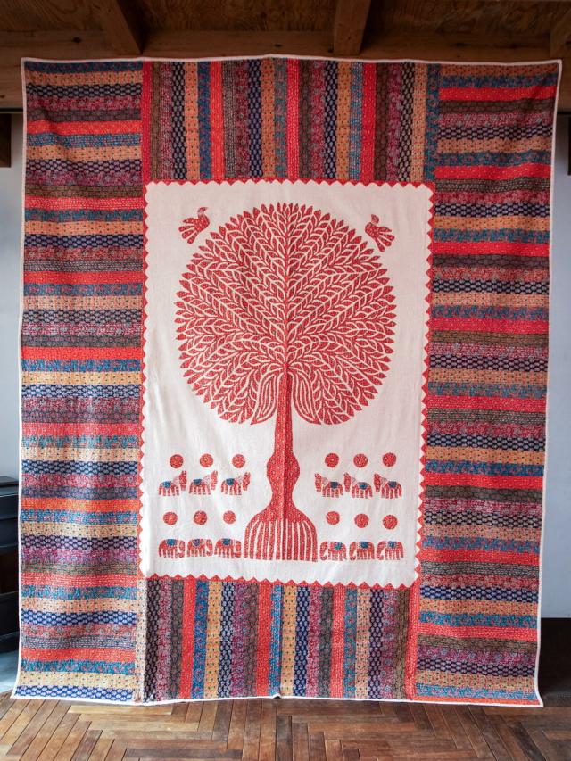 【送料無料】 【展覧会出品用 最高級品 １点物】カンタ刺繍とバルメール村の美しいアップリケの特大マルチクロス 【約278cm x 225cm】 オレンジ / 大判布 大きい ベッドカバー 壁掛け アジアン インテリア エスニックの通販は 35,607円