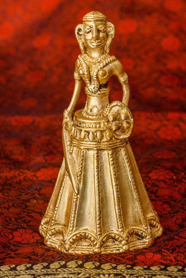 【送料無料】 剣と盾を持つ女性のハンドベル 高さ：約13cm / 少数民族 トライバル インド 神様 置物 エスニック アジア 雑貨の通販は