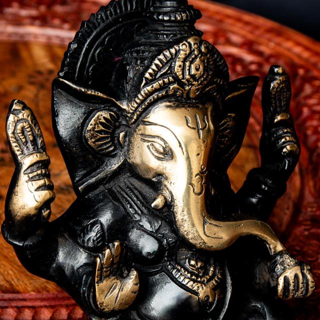 【送料無料】 ガネーシャ 坐像 重厚なブラス製 高さ12cm程度 / ガナパティ ガネーシュ 仏像 神像 インド 神様 置物 エスニック アジア 雑貨の通販は