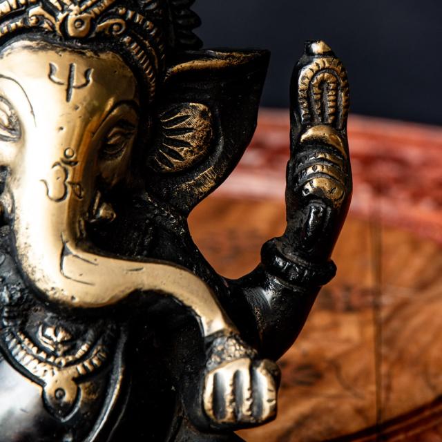 【送料無料】 ガネーシャ 坐像 重厚なブラス製 高さ12cm程度 / ガナパティ ガネーシュ 仏像 神像 インド 神様 置物 エスニック アジア 雑貨の通販は