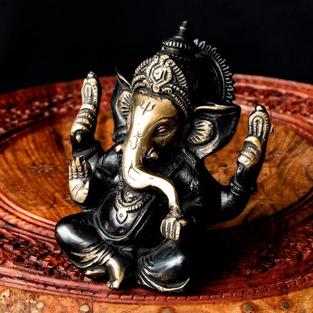 【送料無料】 ガネーシャ 坐像 重厚なブラス製 高さ12cm程度 / ガナパティ ガネーシュ 仏像 神像 インド 神様 置物 エスニック アジア 雑貨の通販は