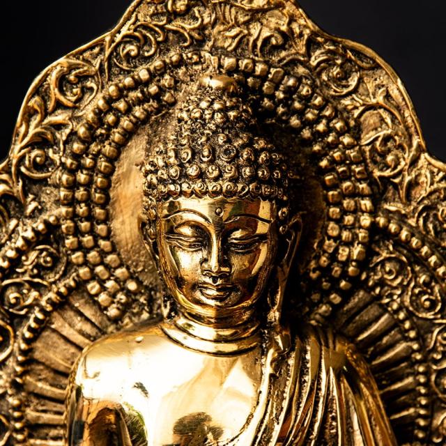 送料無料】 釈迦牟尼仏 坐像 光り輝くブラス製 高さ 26.5cm程度