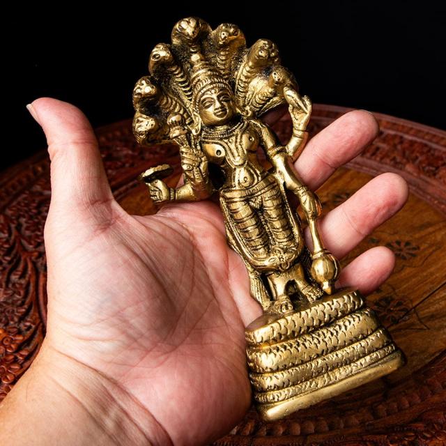 【送料無料】 ナーガ（蛇神）に守られた ヴィシュヌ 高さ17cm / ブラフマン 神像 神様像 ヒンドゥ教 インド 置物 エスニック アジア 雑貨