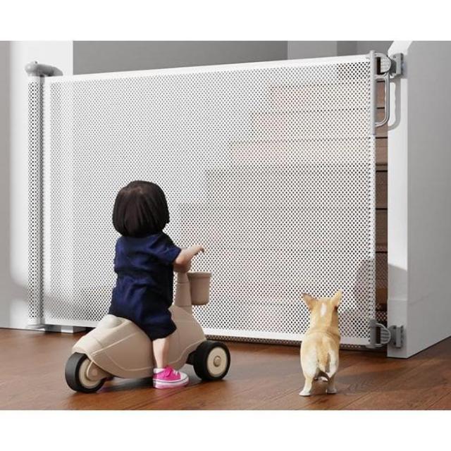 【最新】ベビーゲート 階段上 キッチン セーフティゲート メッシュ ペットガード 階段上 子供 キッズ 穴開け不要 バリアフリー ペットフェンス 巻き取り式