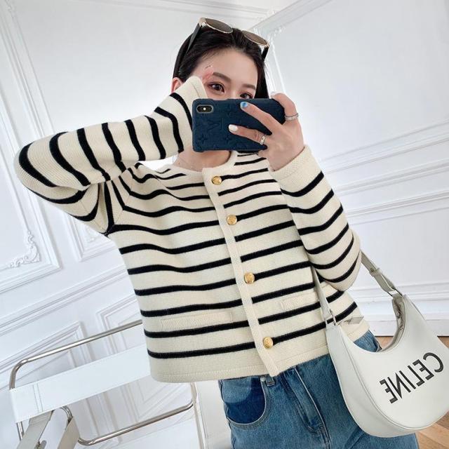 ニットカーディガン ショート丈アウター ボーダー レディース 秋服 ライトアウター ニット セーター 春秋 はおり トップス 開襟 ボタン 長袖ニット エレガント