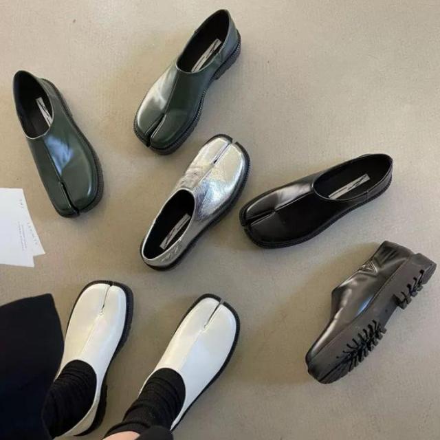 スプリットトゥ 足袋シューズ フラット ぺたんこ パンプス スリッポン レザー調