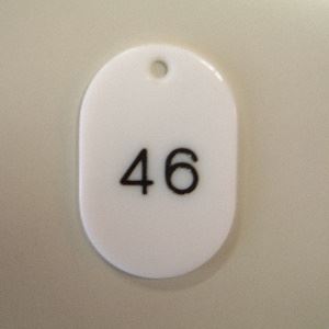 （まとめ） 番号札 小判型・スチロール製 番号入（連番） CR-BG31-W 白 入 〔×2セット〕〔代引不可〕の通販は