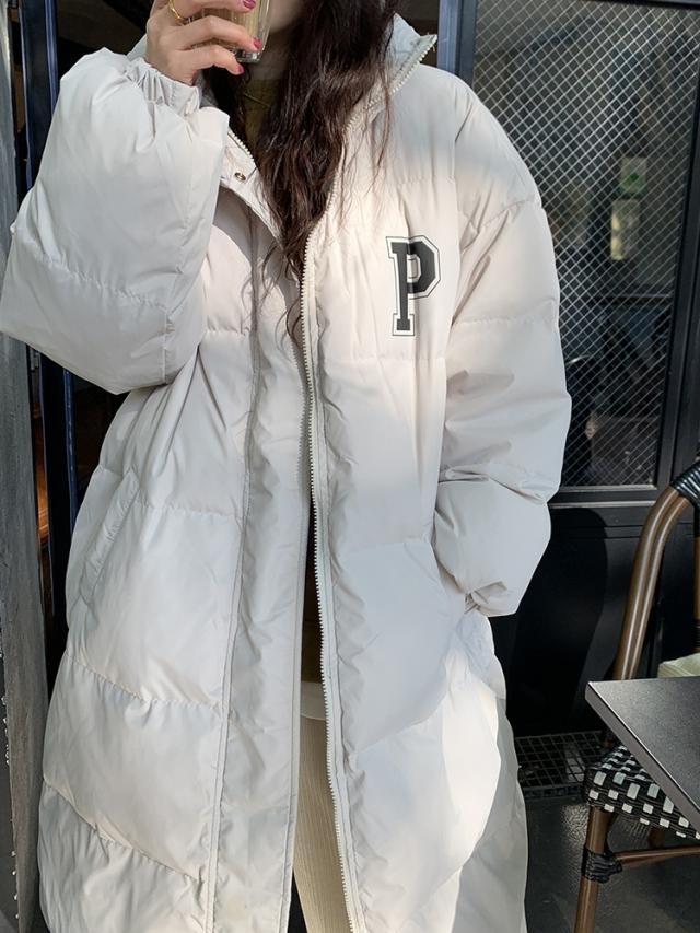 アウター レディース ロングダウンジャケット コート 長袖 スタンドカラー 英字ロゴ Iライン もこもこ モコモコ ポケット ファスナー ジップアップ 前開き かわいい 大人可愛い シンプル カジュアル おしゃれ お洒落 かっこいい こなれ感 ラフ メンズライク スポーティー アウター レディース ロングダウンジャケット コート 長袖 スタンド