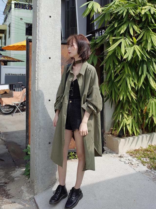 アウター 上着 トレンチコート ミモレ丈 ロング丈 長袖 ドロップショルダー 萌袖 襟付き フレア ワイド ポリエステル 大人可愛い シンプル カジュアル おしゃれ お洒落 かっこいい 大人女子 こなれ感 ラフ ルーズ 個性的 クール モード系 主役級 存在感 抜け感 無地 春 秋 アウター 上着 トレンチコート ミモレ丈 ロング丈 長袖 ドロップ