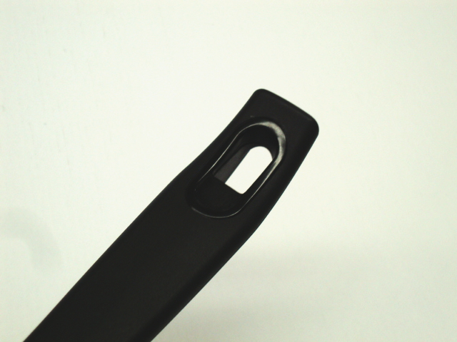 ハンドルに穴があいているのでフックに掛けれます。