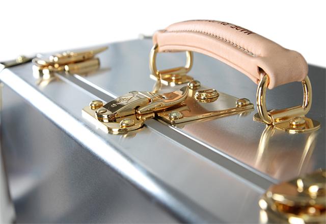 素材「アルミ合金スーツケース」