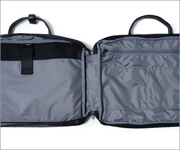 PC収納ポケット付き