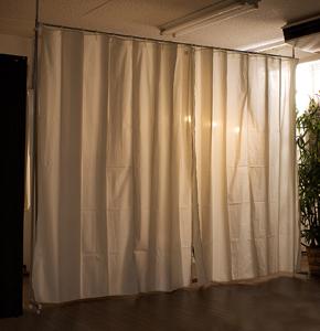 つっぱり式目隠しカーテン 設置イメージ