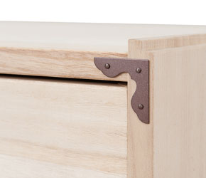 隅金具で高級感アップ。