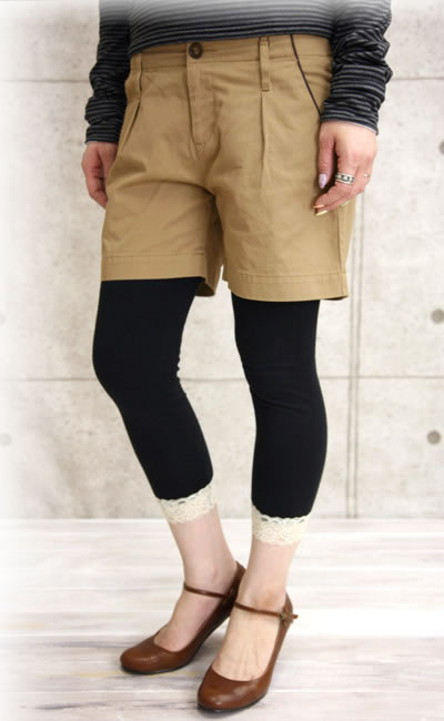 Johnbull(ジョンブル)よりセルヴィッチチノ素材タックショートパンツが登場致しました。フロントのタックデザイン、ポケットの縁取りが目を引くさり気無い大人っぽさが魅力のショートパンツ。シンプルなデザインなので、どんなスタイルにも合わせやすい。素材には綿100%のセルヴィッチチノという、加工した生地感が独特な風合いを持つヴィンテージチノクロスを採用。エイジングを楽しめるのはもちろん、フロントのタック、バックポケットの仕様、ポケットの縁取りと細部までのこだわりが感じられる。素材とディテールが一体となったどこまでもJOHNBULLらしい仕上がりとなっています。