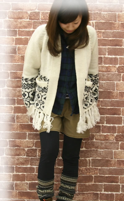 DEEP BLUE(ディープブルー)からウールジャガードフリンジニットジャケットが登場いたしました。まるでカーディガンの様に気軽に羽織れる前開きタイプのジャケット。編み目を密にすることで、とても温かく着用頂けます。袖と身頃の裾部分にシンプルなジャガード柄を入れて、ほんのりカジュアルさを出しつつ、ナチュラルな大人の雰囲気に仕上げています。フリンジ部分でお尻が隠れるくらいの着丈になり、ゆるめのボトムやショートボトムともバランスよくコーディネート頂けます。