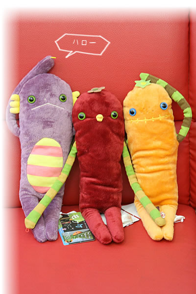 さらなる3匹がやってくる!!今日もどこかであなたを見つめている!?モケケノケ星からやってきたへんてこひょろなが宇宙人こと"モケケ"そんな不思議なモケケのスモールサイズのぬいぐるみに新たな友達が加わりました!その名もラペタコン・チトアカ・ビーン。ふっくらしていて見ていても癒される、触ればもっと癒される♪時にはカーテンホルダーに、時にはインテリアに、時には抱き枕にも(小さいかも・・・)あなた次第でどんな用途にも化けてくれる、大事なパートナーです。