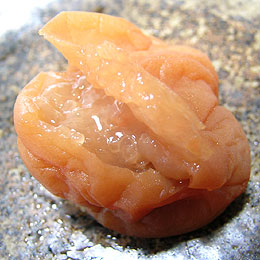 低塩仕立ての「白干梅」