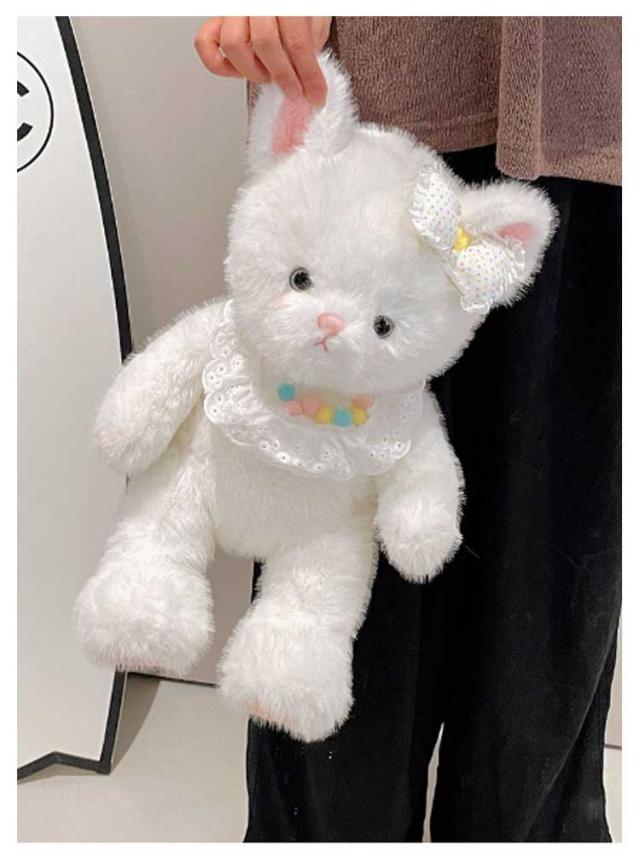 漫画、猫の像、キツネのマスク、ウサギのぬいぐるみ