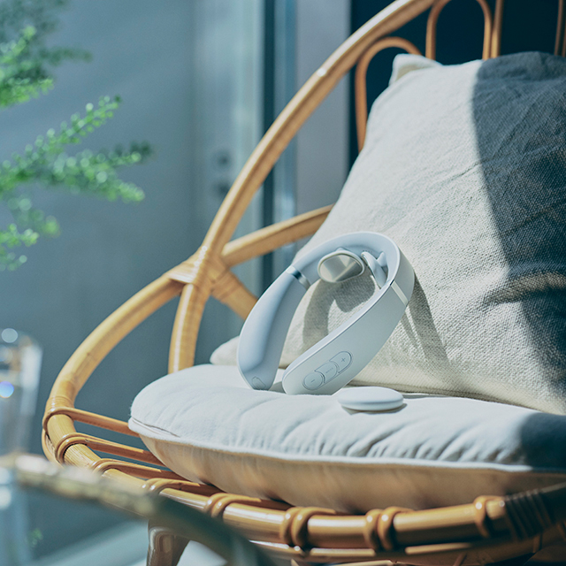 AiMY エイミー ネックマッサージャー マッサージ機 マッサージ器 コードレス 低周波 温熱 ヒーター付き マッサージ スパ ケア 首 肩 腰 腕 リラックス プレゼント ギフト EMS AIM-023【送料無料】 ネックマッサージャー EMS 低周波 AiMY エイミー AIM-023 ホワイト