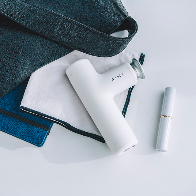 コンパクトビューティーガン AIM-FN071(WH) ハンディーガン 筋膜リリースガン 肩 首 背中 肩甲骨 コリ USB充電 コードレス コンパクトビューティーガン AIM-FN071(WH) ハンディーガン 筋膜