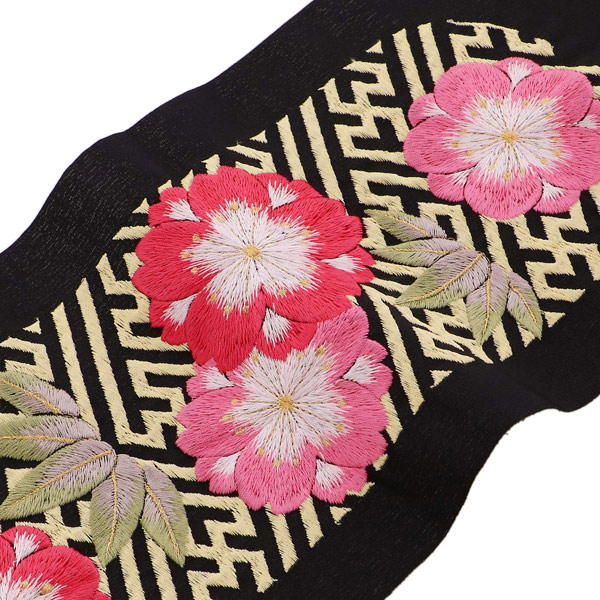 刺繍 半衿 「黒地紗綾形模様に竹と桜」 衿秀 刺繍半襟 振袖用半衿 前撮り 成人式 刺繍衿 刺繍半襟 ポリエステル半衿 ブランド：襟の衿秀