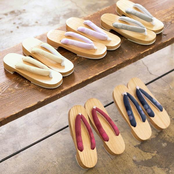 女性下駄単品「刺繍下駄　マーガレット紺」フリーサイズ（Lサイズ） 23〜24.5cm 痛くなりにくい 下駄 女性 レディース KIMONOMACHIオリジナル 桐下駄 浴衣・夏着物に 浴衣下駄 【メール便不可】