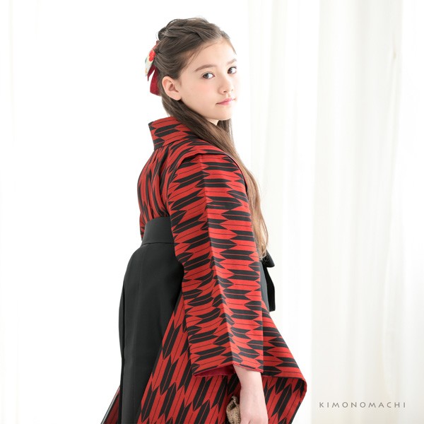 袴セット ジュニア 小学生 女の子「矢羽 赤×黒+黒」 卒業式 子供用 133〜159cm (着物+袴+二尺袖用襦袢+袴下帯) 3S・SS/2S・S・Mサイズ 女の子袴セット 大人の小さいサイズ 矢羽根 矢絣【メール便不可】