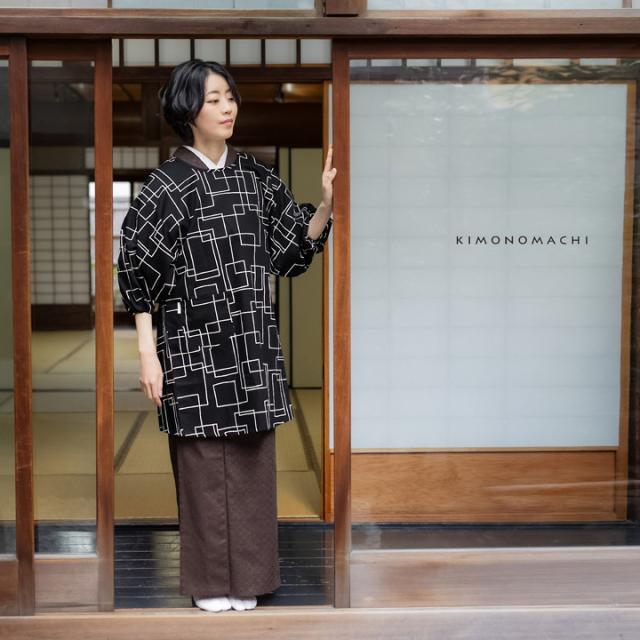 ロング丈 割烹着「黒地　スクエア」実用的 日本製 オシャレ かわいい 綿割烹着 ロング割烹着 着物割烹着 エプロン プレゼント最適品＜H＞【メール便不可】