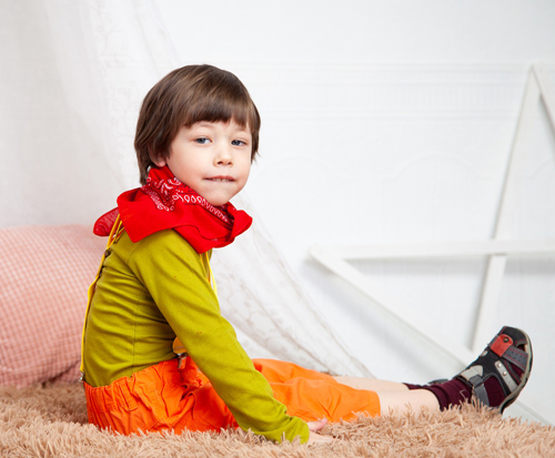 部屋の中の子供