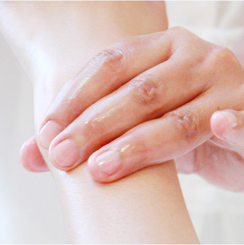 腕にオイルを塗る写真