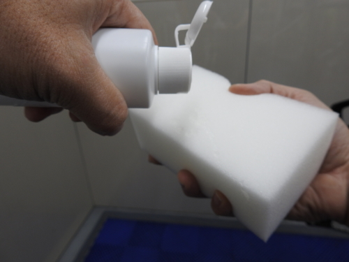 本液を10ml程度、当店ユーティリティースポンジへ染み込ませます。