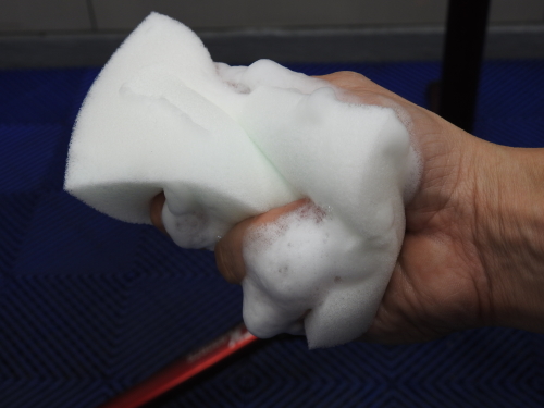 ユーティリティースポンジを握って、泡立てます。