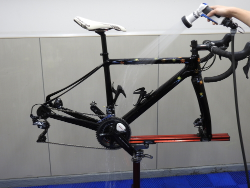 洗い終えたら、必ず乾く前に大量の水で洗い流します。