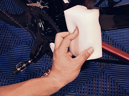 施工する部位に均一に本液を塗り、その後、擦って水垢を落とします。