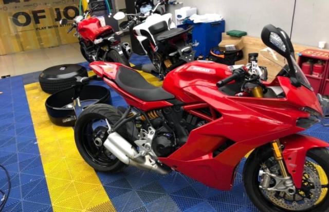 ベランダ タイル デッキパネル ジョイントマット 排水フロアーパネル 洗車場 洗車店 整備工場 板金工場 コーティングショップ バイクショップ 工場 ショールーム 店舗の床