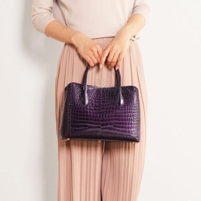 スモールクロコダイルのフェミニンなハンドバッグ