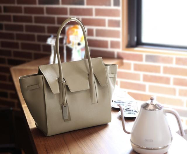 大好きなカフェでお気に入りのバッグとちょっと一息