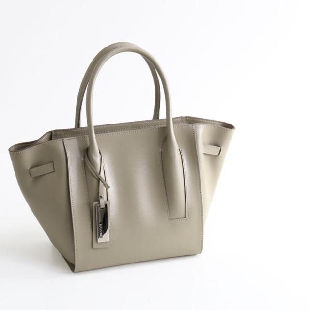 傷が目立ちにくい型押しサフィアーノのレザー