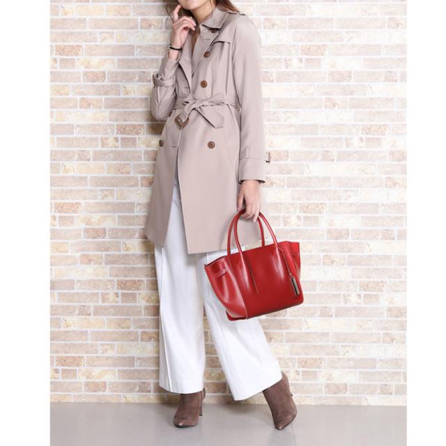 赤のハンドバッグとトレンチコートのコーデ