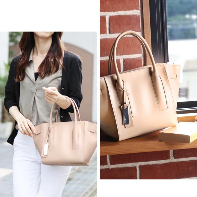 ピンクベージュの通勤にも使えるレザーバッグ