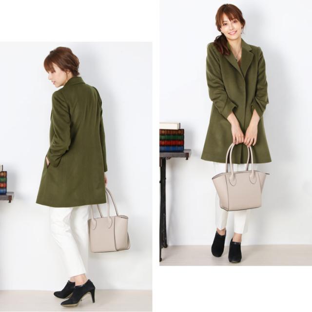 カーキカラーのレディースチェスターコート